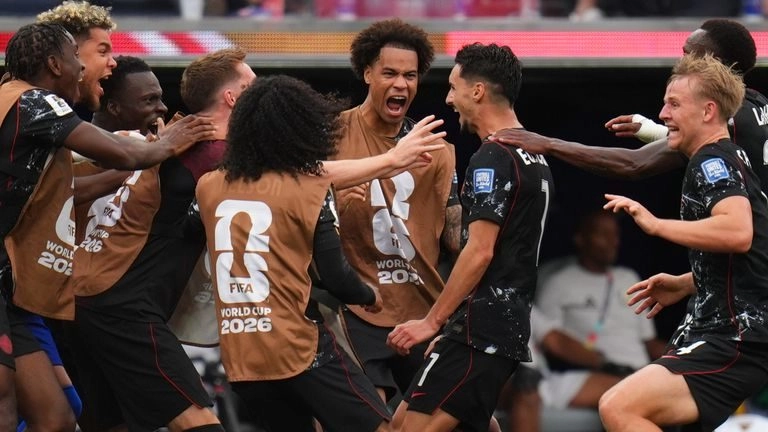2026世界杯：南非0-1加拿大 - 斯蒂芬·尤斯塔基奥在补时阶段打入制胜球，确保东道主晋级16强