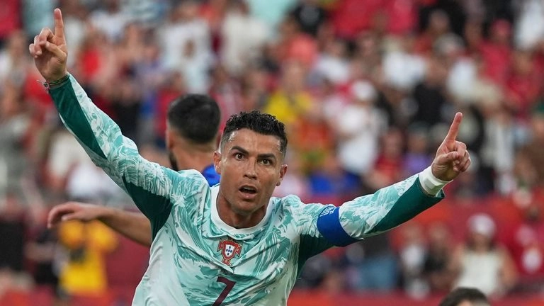 2026世界杯:葡萄牙2-1克罗地亚 - 克里斯蒂亚诺·罗纳尔多的梦想在争议中继续